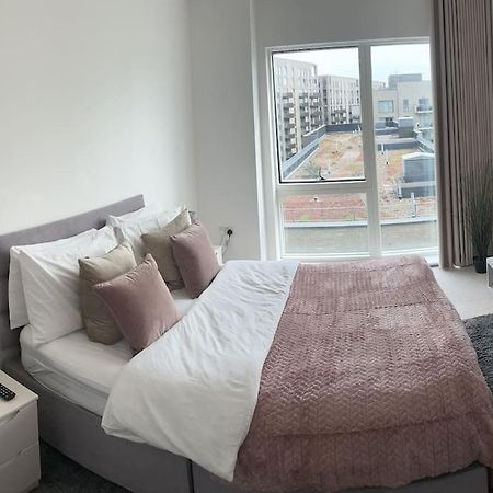 Contemporary Urban Retreat, 2-Bedroom Haven By London City Airport Εξωτερικό φωτογραφία