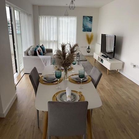 Contemporary Urban Retreat, 2-Bedroom Haven By London City Airport Εξωτερικό φωτογραφία