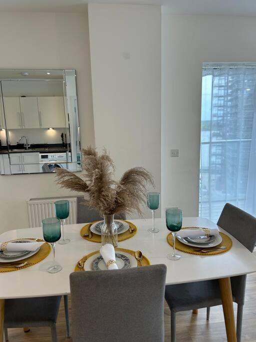 Contemporary Urban Retreat, 2-Bedroom Haven By London City Airport Εξωτερικό φωτογραφία