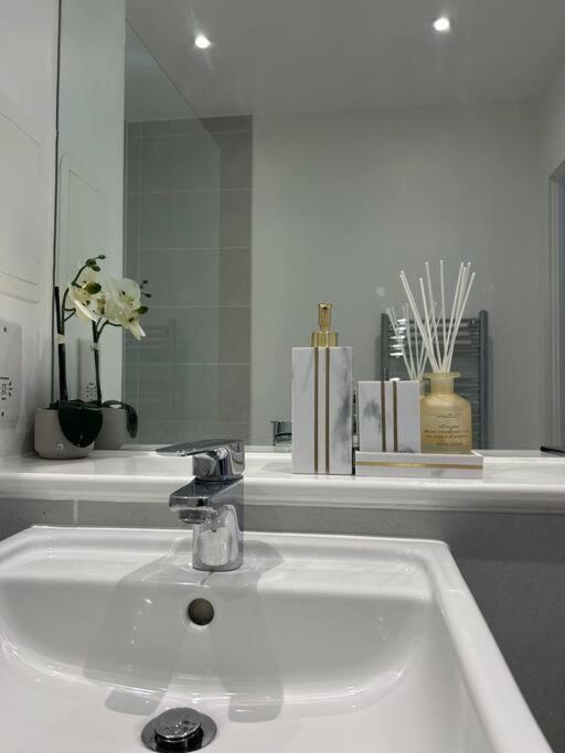 Contemporary Urban Retreat, 2-Bedroom Haven By London City Airport Εξωτερικό φωτογραφία