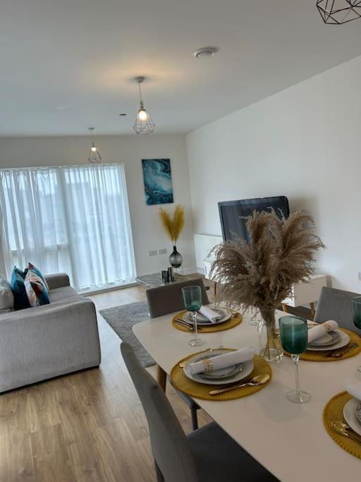 Contemporary Urban Retreat, 2-Bedroom Haven By London City Airport Εξωτερικό φωτογραφία
