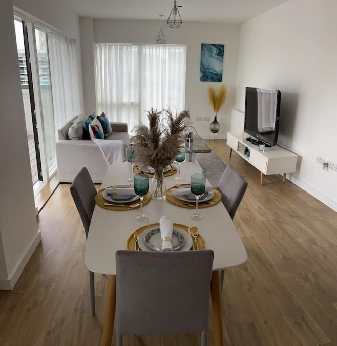 Contemporary Urban Retreat, 2-Bedroom Haven By London City Airport Εξωτερικό φωτογραφία