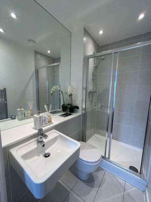 Contemporary Urban Retreat, 2-Bedroom Haven By London City Airport Εξωτερικό φωτογραφία